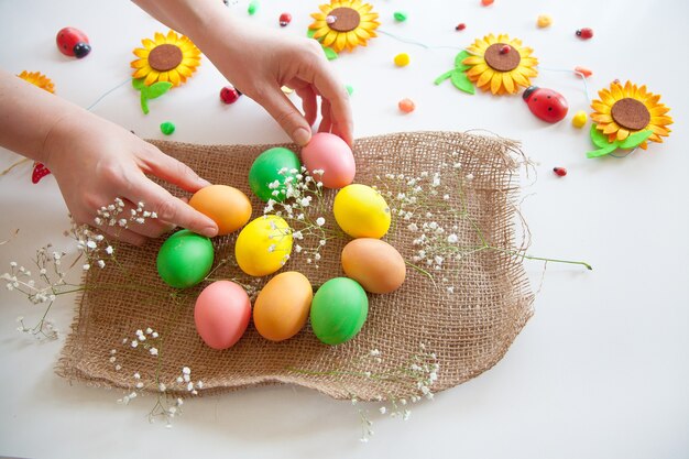 Padrão de Páscoa de ovos com flores e doces