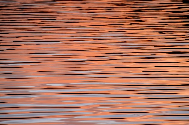 Padrão de textura de água ao pôr do sol no Oceano Atlântico