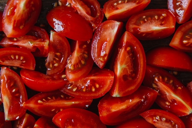 Padrão de textura de pedaços de tomate picado. Ingrediente alimentar vegetal cortado em pedaços pequenos.