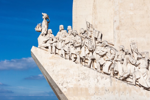 Foto padrao dos descobrimentos (denkmal der entdeckungen) ist ein denkmal am ufer des tejo in lissabon, portugal