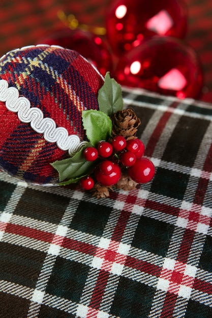 Padrão escocês de bola de decoração de natal