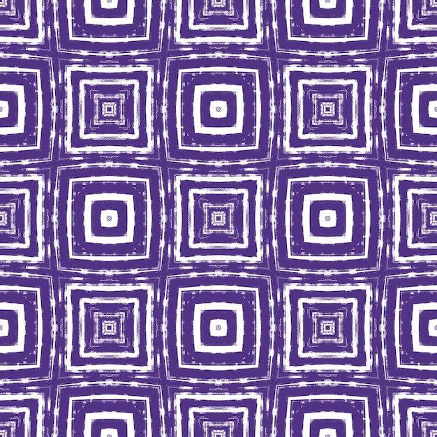 Padrão étnico pintado à mão. Fundo roxo caleidoscópio simétrico. Vestido de verão étnica pintada à mão em azulejo. Estampado ótimo pronto para têxteis, tecido para trajes de banho, papel de parede, embrulho.