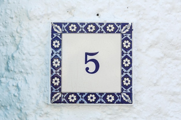 Padrão grego mediterrâneo tradicional em uma telha moderna com dígito 5 indicando um número de casa