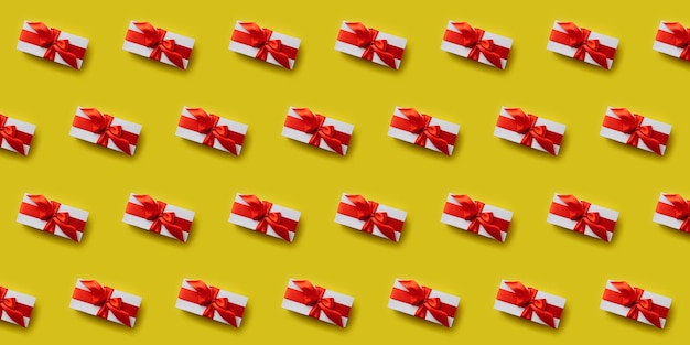 Padrão minimalista com caixas de presente com fita vermelha