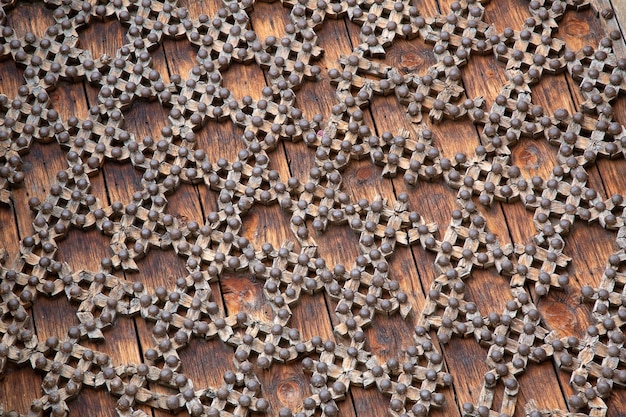 Padrão na porta da fachada da Igreja de Santa Maria, Morella, Espanha