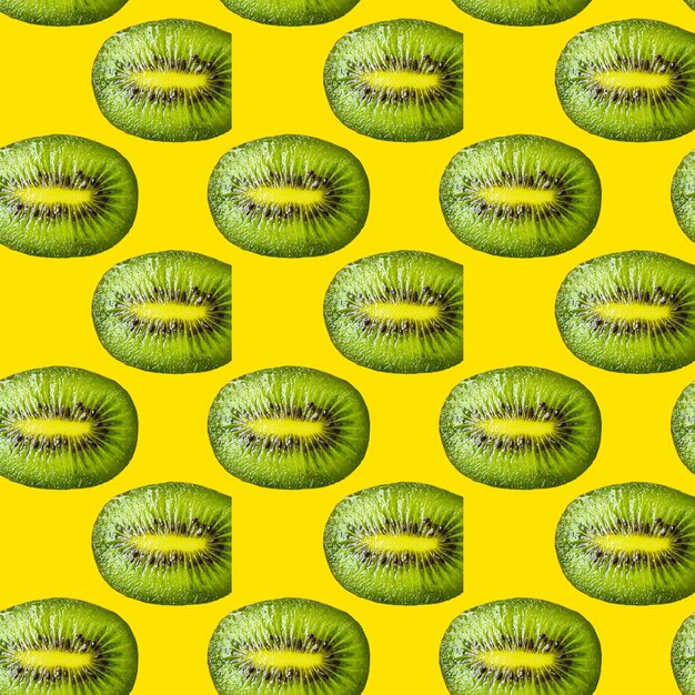 Padrão sem costura com fatias de kiwi em um fundo verde Textura alimentar isométrica mínima Uso para impressão de placas em tecido