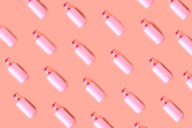 Padrão sem costura de garrafas com líquido de lavagem de pratos rosa em fundo rosa Modelo para designer