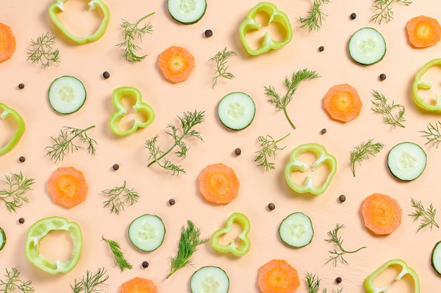 Padrão sem emenda de comida com cenoura, pepino, verduras, pimenta e especiarias