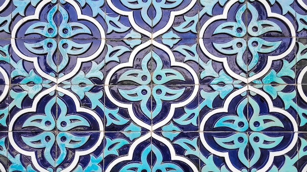 padrão tradicional de uzbeque na telha cerâmica na parede da mesquita