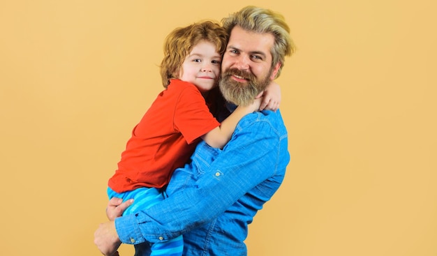 El padre se abraza con la familia del hijo o el día del padre, el padre y el niño abrazan la infancia de la paternidad