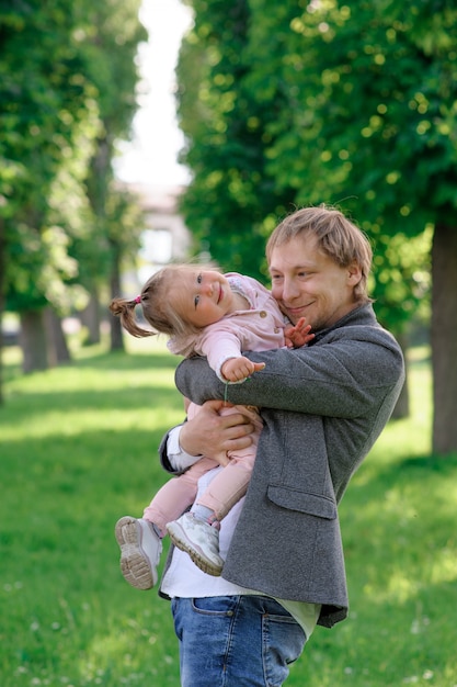 Padre abraza fuertemente a su pequeña hija