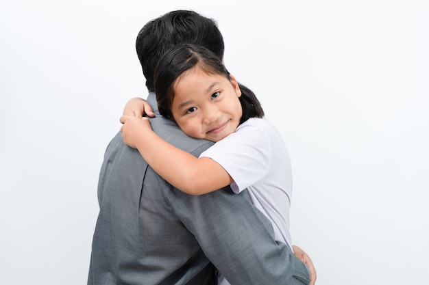 padre abraza a hija