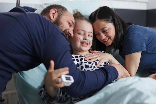 Foto padre abrazando a su hija en el hospital