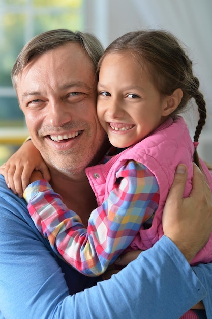 Padre abrazando a su hija