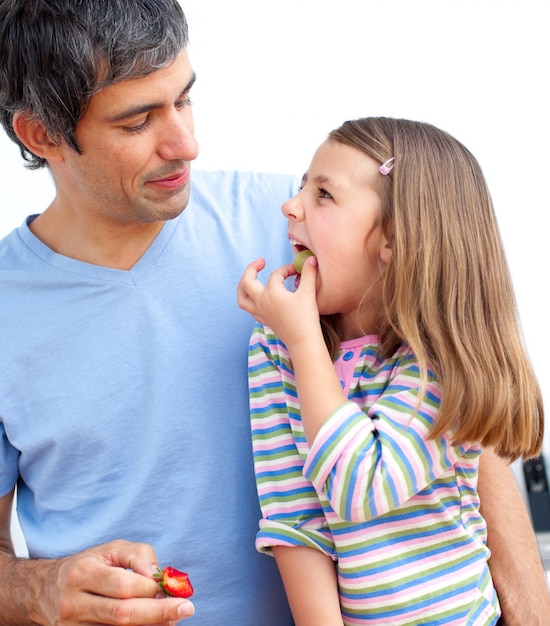 Padre alegre y su hija desayunando