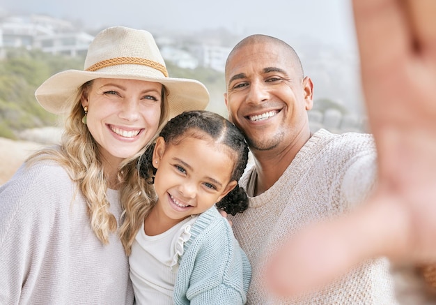 Padre alegre tomando una selfie con su esposa e hija en la naturaleza Padres tomando una foto con su hija Niña pequeña con sus padres Familia joven y despreocupada pasando un día juntos al aire libre