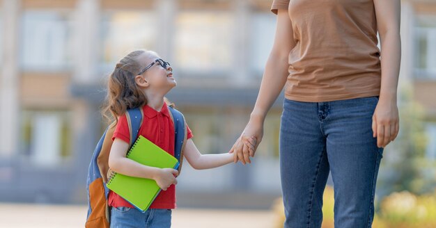 Padre y alumno van a la escuela.