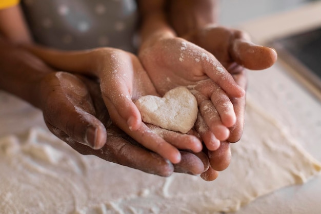 padre americano africano, y, hija, tenencia, corazón, hecho, de, masa, en, manos