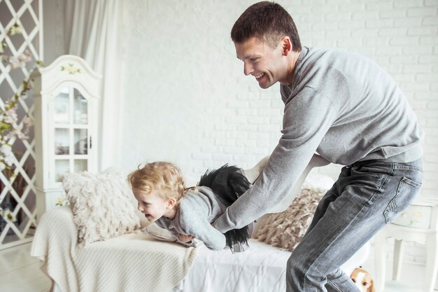 padre amoroso juega con su hija