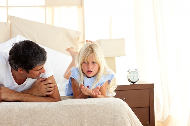 Padre atento hablando con su hija