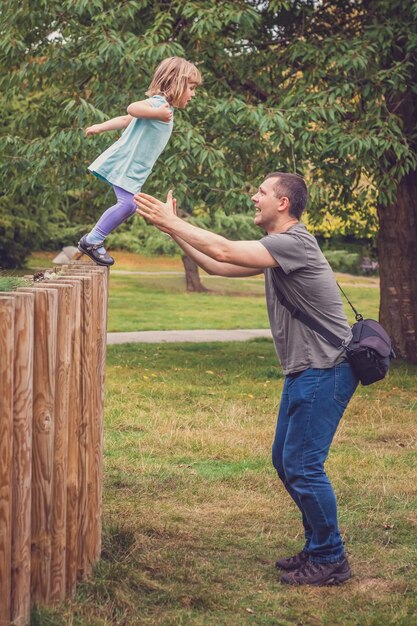 Foto padre atrapando a su hija