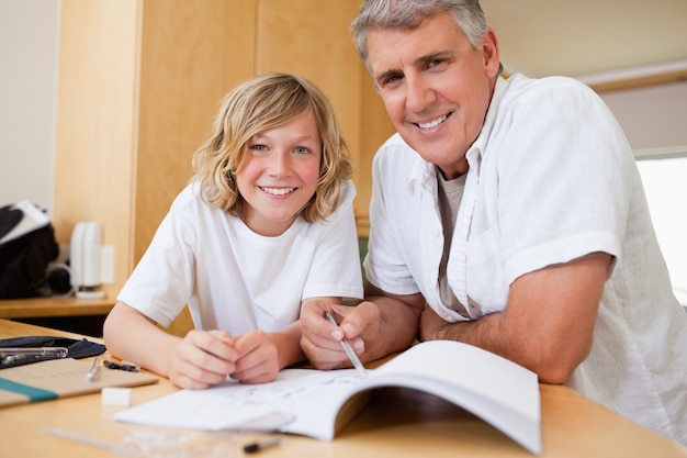 Padre ayudando a hijo con su tarea