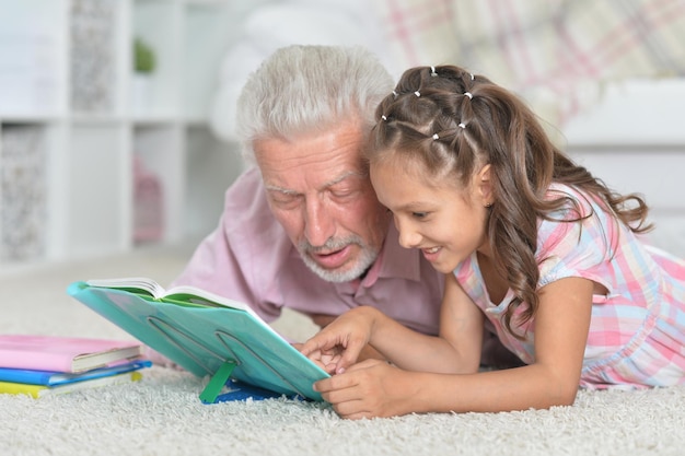 Padre ayudando a hijo con la tarea