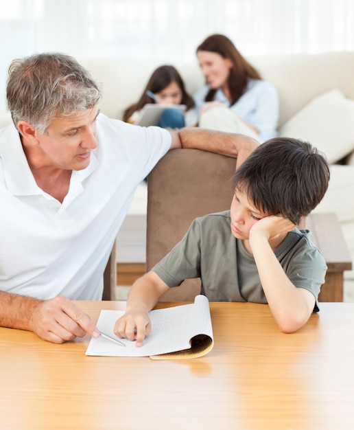 Foto padre ayudando a su hijo con su tarea