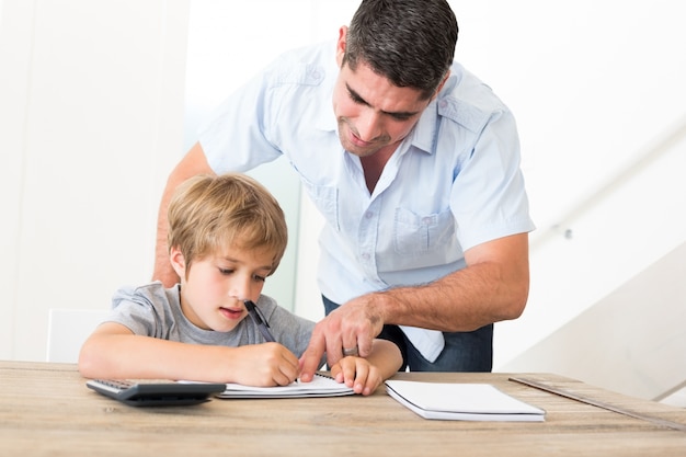 Padre ayudar a hijo en la tarea