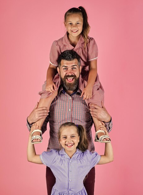 Padre barbudo con dos niñas hermanas familia