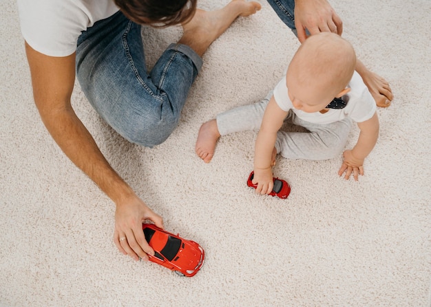 Foto padre y bebé jugando juntos