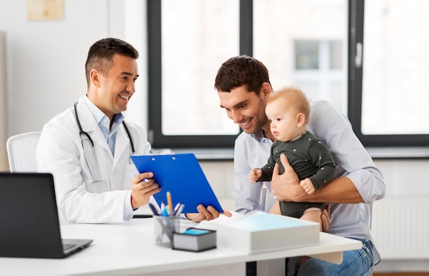 padre con el bebé y el médico en la clínica