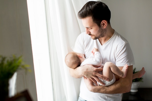 Padre y bebé recién nacido