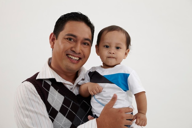 Foto padre y bebés contra un fondo blanco