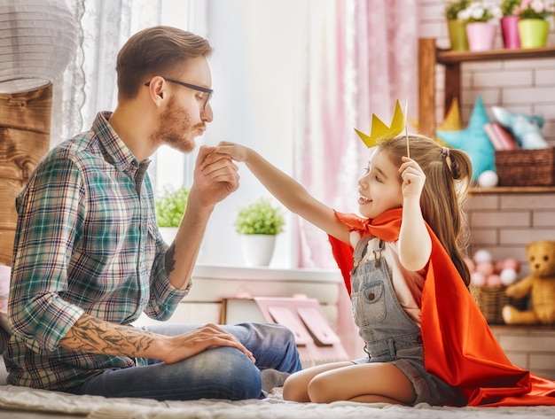 El padre besa la mano de su hija.