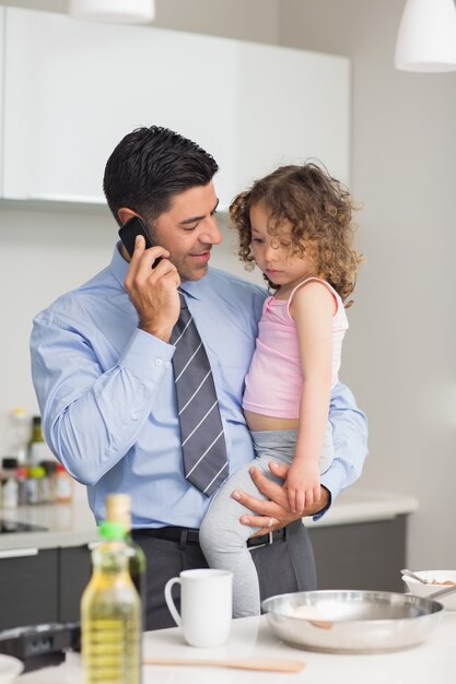 Padre bien vestido con hija preparando comida mientras está de guardia