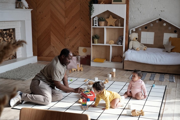 Padre cariñoso pasando tiempo con bebés