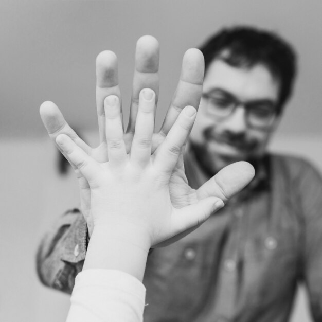 Padre celebrando el día del padre con su hija