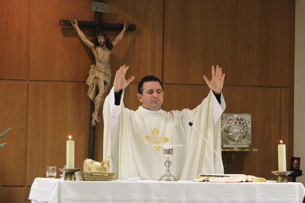 Foto padre celebrando missa em madrid