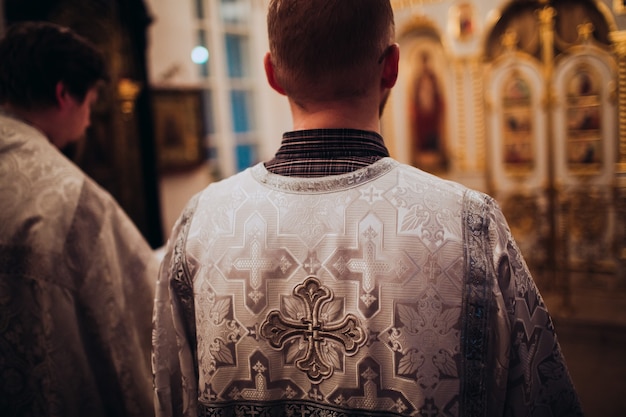 Padre cristão ortodoxo na igreja. Rito da cerimônia de epifania.