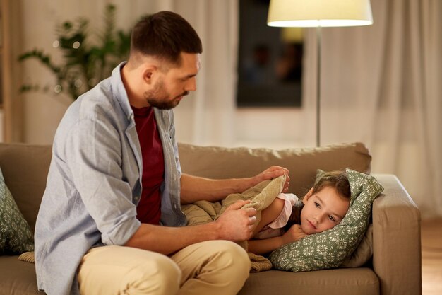 Foto padre cuidando a su hija enferma en casa