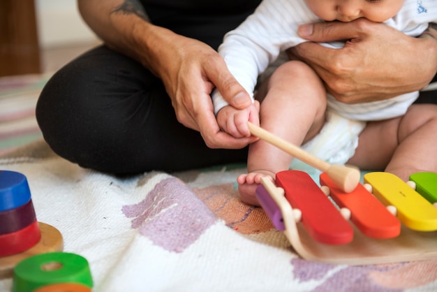 Foto el padre está cuidando a su hijo.