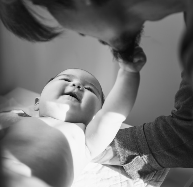 Foto el padre está cuidando a su hijo.