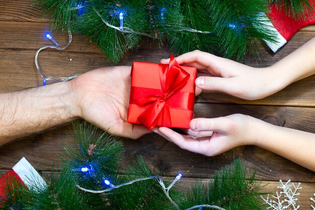 Padre le da un regalo de Navidad a su hijo.