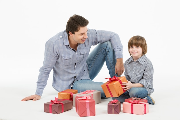 Padre le da regalos a su hijo.