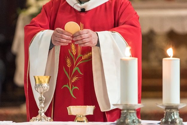 Foto padre dando eucaristia