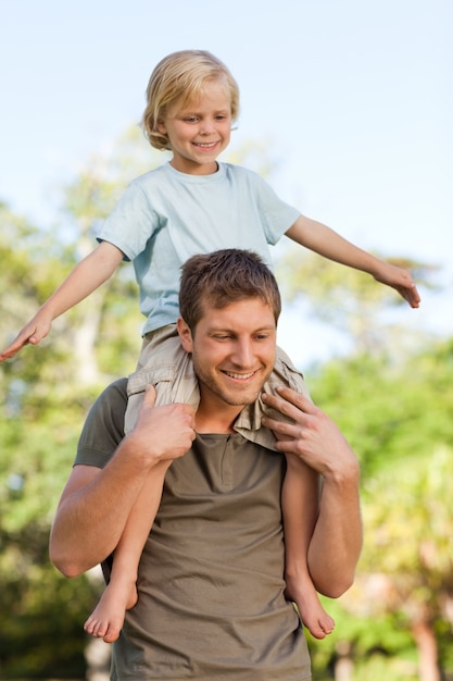 Padre dando hijo a cuestas