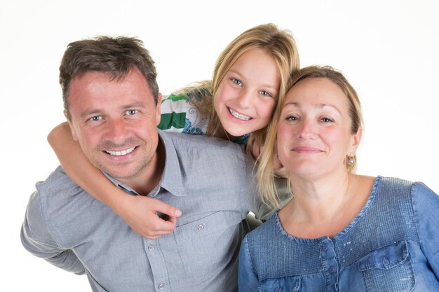 Foto padre dando piggy back a su hija con su esposa