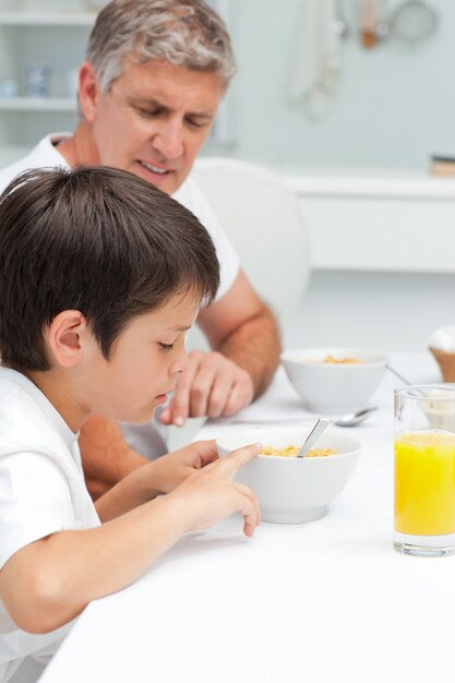 Padre desayunando con su hijo