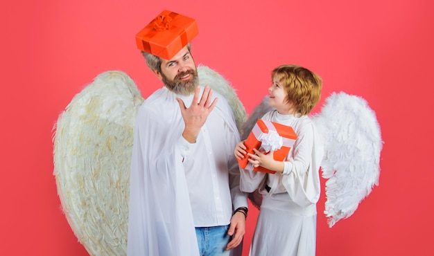 Padre del día de san valentín disfrazado de ángel e hijo pequeño con alas angelicales con ángeles lindos presentes